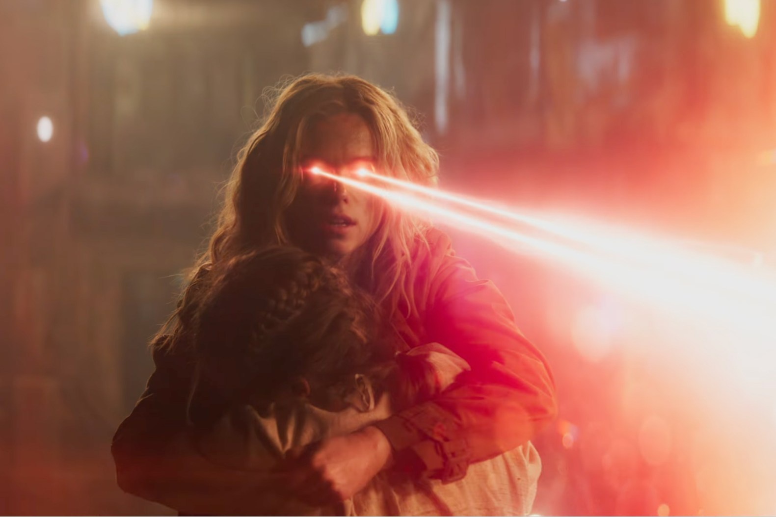 Supergirl faz dupla com Lobo em novo trailer do filme
